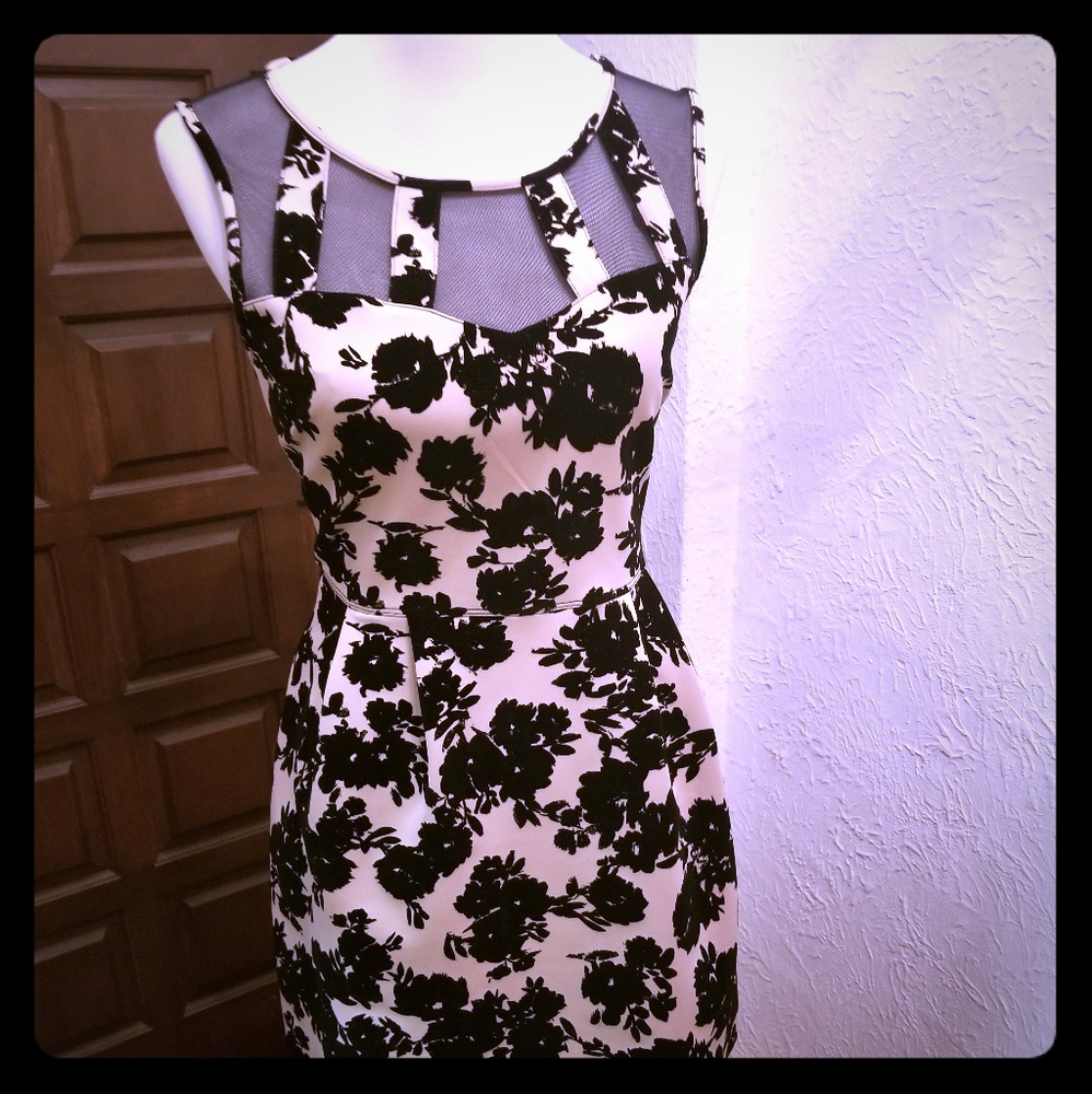 Great and flattering Holiday/Cocktail/Party Dress